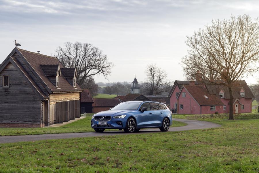  Volvo V60 D4 R-Design 2018 года  (UK) (фото 1 из 10)